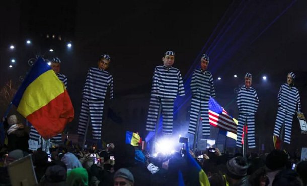 O governo social-democrata da Romênia cumpriu neste domingo uma promessa feita pelo primeiro-ministro Sorin Grindeanu de revogar um decreto que descriminalizava alguns crimes de corrupção, enquanto os protestos nacionais contra o alto nível de corrupção entraram no sexto dia; governo também disse que concordou em suspender o sigilo das transcrições dos debates da reunião de gabinete de quinta-feira, quando o decreto foi aprovado