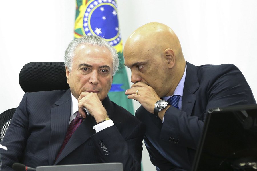 "Quando Temer pede pressa para quebrar o sigilo das delações da Odebrecht, ele quer dizer que isso deve ficar para daqui a uns dois anos e, de preferência, para o dia de são nunca. Quando ele quer dizer que se seus ministros que forem delatados devem responder por seus atos, o que ele quer dizer é que vai continuar protegendo-os de todas as maneiras, seja criando ministérios para eles, como no caso de seu melhor amigo Moreira Franco, seja colocando no STF seu melhor lacaio Alexandre de Moraes", escreve Alex Solnik; "Um voto no STF pode parecer muito pouco porque há outros dez em jogo, mas sempre é bom contar com alguém que não terá o menor problema em pedir vistas num processo qualquer e engavetá-lo per secula seculorum", diz o colunista