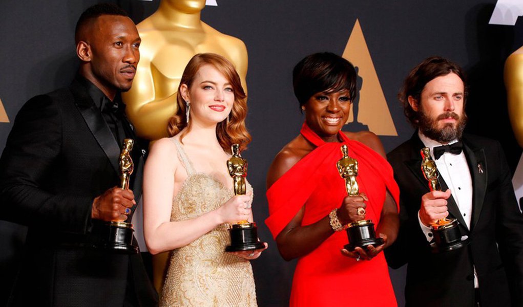 “Moonligth – Sob a luz do luar” conquistou o Oscar de melhor filme 2017, desbancando o favorito “La La Land na 89a. edição do Oscar, entregue em cerimônia realizada neste domingo em Los Angeles, que teve um final de festa completamente caótico; em um primeiro momento, o ator Warren Beatty anunciou que o Oscar iria para “La La Land”, e a equipe do filme chegou a subir no palco para agradecer o prêmio. Mas, logo em seguida, foi revelado que o anúncio tinha sido equivocado e que o filme “Moonlight” era, na realidade, o grande vencedor