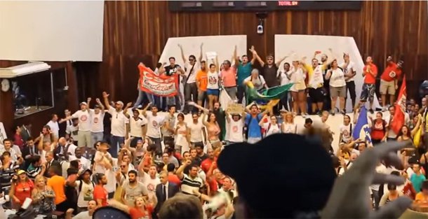 Na véspera de decidir uma nova greve, educadores recordaram os dois anos da histórica ocupação do plenário da Assembleia Legislativa do Paraná; o objetivo do protesto era barrar a votação contra a retirada de direitos da carreira e contra o confisco da poupança previdenciária dos 300 mil servidores públicos do estado