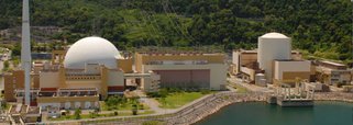 A Usina Angra 2, em Angra dos Reis, Costa Verde fluminense, foi reconectada ao Sistema Elétrico Nacional; a unidade já operava com 90% de potência, gerando 1.210 MWh; a usina tinha sido desligada para reparo no sistema de óleo lubrificante de uma das bombas de refrigeração do reator da usina