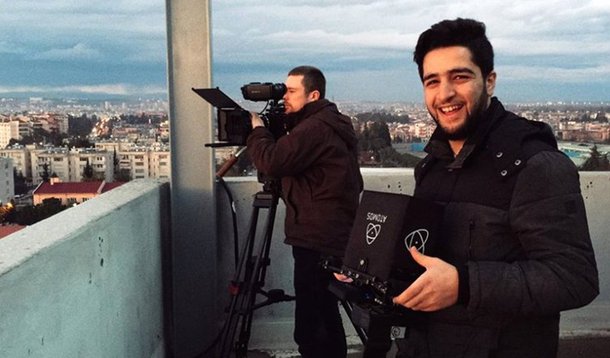 Um cinegrafista e bombeiro sírio, Khaled Khatib, cujo documentário sobre o grupo de defesa dos direitos civis "Capacetes Brancos" foi indicado ao Oscar, não poderá comparecer à cerimônia, porque Damasco cancelou seu passaporte, disse o grupo neste domingo, 26; os "Capacetes Brancos" operam uma rede de resgate em regiões controladas pelos rebeldes na Síria, sujeitas a intensos bombardeios pelo governo e pela Força Aérea Russa durante a guerra civil que destruiu bairros inteiros das cidades; filme indicado a melhor documentário curta-metragem, oferece uma breve visão da realidade dos homens do resgate na Síria