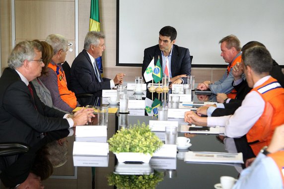 O plano de trabalho para captação emergencial de água no Lago Paranoá foi entregue pelo governador de Brasília, Rodrigo Rollemberg, ao ministro da Integração Nacional, Helder Barbalho; diante da crise de abastecimento na capital do País, a expectativa é que a verba — avaliada em R$ 55 milhões, seja liberada num prazo de 20 dias, tempo estimado para que os técnicos da pasta possam avaliar e emitir parecer sobre o documento; a proposta é captar 700 litros de água por segundo por meio de seis tanques e, com isso, reforçar o abastecimento nas regiões administrativas atendidas pela Barragem do Descoberto