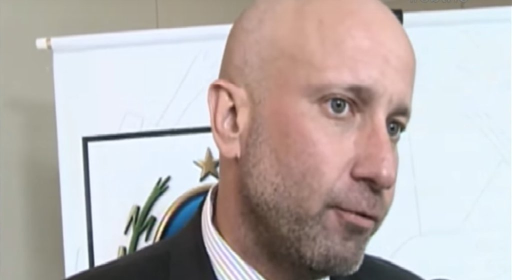 Ex-secretário de Saúde, Sérgio Côrtes tem até o próximo dia 21 para apresentar sua defesa ao TCE em processo que envolve a contratação irregular de oito cooperativas de saúde na gestão de Sérgio Cabral; outra opção é pagar R$ 600,9 milhões como compensação; é o que determina o voto apresentado pelo conselheiro José Gomes Graciosa e aprovado em sessão plenária no dia 12 de dezembro, no TCE; o relator ainda manda citar outro ex-secretário, Marcos Musafir, e dois ex-subsecretários executivos, César Romero Vianna Júnior e Maurício Passos, além dos representantes legais das cooperativas