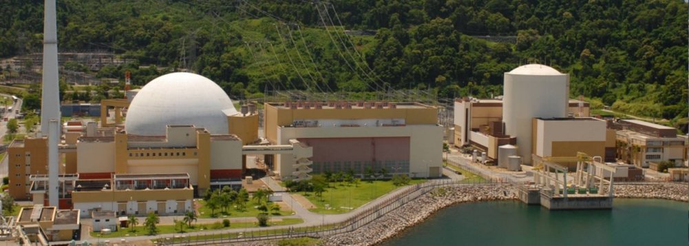 A Usina Angra 2, em Angra dos Reis, Costa Verde fluminense, foi reconectada ao Sistema Elétrico Nacional; a unidade já operava com 90% de potência, gerando 1.210 MWh; a usina tinha sido desligada para reparo no sistema de óleo lubrificante de uma das bombas de refrigeração do reator da usina