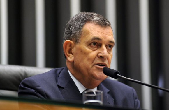 Deputado Arnaldo Faria de Sá (PTB-SP), um dos 37 membros da comissão especial que analisa a reforma da Previdência na Câmara, enviou um requerimento ao colegiado com o objetivo de suspender a tramitação da proposta por até 20 dias; o documento conta com apoio de um quinto dos integrantes da Câmara; um dos motivos para a suspensão das atividades é a falta de estudos técnicos para explicar a necessidade da reforma, crítica que tem sido feitas até por especialistas e pela OAB