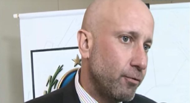 Ex-secretário de Saúde, Sérgio Côrtes tem até o próximo dia 21 para apresentar sua defesa ao TCE em processo que envolve a contratação irregular de oito cooperativas de saúde na gestão de Sérgio Cabral; outra opção é pagar R$ 600,9 milhões como compensação; é o que determina o voto apresentado pelo conselheiro José Gomes Graciosa e aprovado em sessão plenária no dia 12 de dezembro, no TCE; o relator ainda manda citar outro ex-secretário, Marcos Musafir, e dois ex-subsecretários executivos, César Romero Vianna Júnior e Maurício Passos, além dos representantes legais das cooperativas