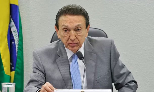 Ministério Público da Suíça confirmou nessa sexta-feira, 24, que foram bloqueadas contas bancárias em nome de Edison Lobão Filho e Márcio Lobão, filhos do senador Edison Lobão (PMDB-MA), presidente da Comissão de Constituição e Justiça do Senado; autoridades suíças confirmam também que Lobão está entre os políticos brasileiros que "fazem parte de uma investigação" por corrupção; A Procuradoria-Geral da República já instaurou um procedimento e solicitar oficialmente aos suíços a transmissão dos dados ao Brasil para que os extratos possam ser avaliados pelos procuradores; autoridades investigam se as contas foram usadas para receber dinheiro de propina no setor elétrico, em especial no que se refere à usina de Belo Monte