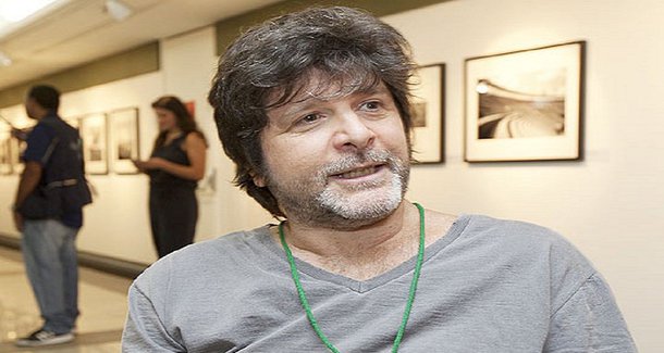 O jornalista e escritor Marcelo Rubens Paiva usou o Twitter para responder a atriz Luana Piovani, que em seu Instagram disparou ataques contra o ex-presidente Lula por ter discursado no velório da ex-primeira-dama Marisa Letícia; "Ser bela, Luana Piovani, não lhe dá o direito de ser inconveniente nem de se meter no luto alheio", escreveu Rubens Paiva. Luana vem ganhando holofotes nos últimos pelas polêmicas que arruma em suas redes sociais