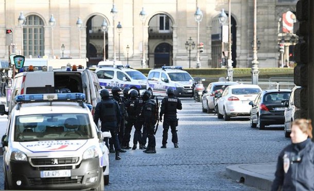 O homem que foi alvejado por um soldado francês do lado de fora do Museu do Louvre se recusou a falar com os investigadores quando interrogado após ser colocado em detenção formal no hospital; o egípcio de 29 anos, identificado como Abdullah Reda al-Hamamy, levou diversos tiros na sexta-feira depois de ter atacado soldados com um par de facões, no que o presidente francês François Hollande descreveu como um ataque terrorista