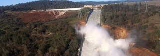 Cerca de 200 mil pessoas que vivem abaixo da represa mais alta dos Estados Unidos, nos arredores de Oroville, no norte da Califórnia, receberam ordens urgentes para deixarem suas casas no domingo pelo perigo de colapso da represa, que pode provocar uma inundação nas áreas próximas; autoridades emitiram uma ordem de retirada urgente no domingo, dizendo que um vertedouro de emergência com problema poderia inundar comunidades rurais ao longo do rio Feather