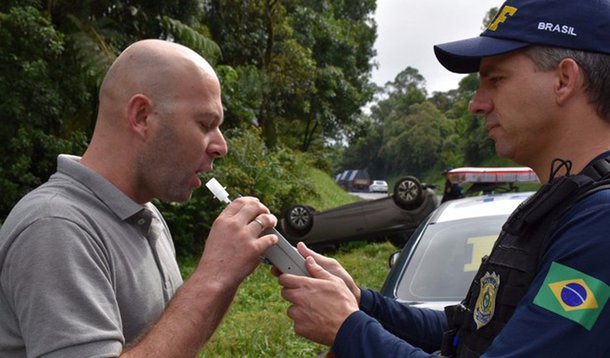 Segundo a Polícia Rodoviária Federal (PRF), o total de mortes nas rodovias federais do Paraná já é superior em 50% ao total de todo o carnaval do ano passado, quando ocorreram oito mortes; das doze vítimas fatais, sete mortes ocorreram em dois acidentes; dados da Operação Carnaval no estado apontam que 39 motoristas foram flagrados dirigindo sob efeito de bebidas alcoólicas; 171 condutores foram multados por ultrapassagem proibida e mais de 2,8 mil condutores foram flagrados acima da velocidade máxima