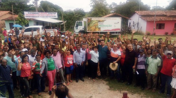 O governo estadual, por meio do Sistema SAF (composto pela Secretaria de Estado da Agricultura Familiar – SAF; Agência Estadual de Pesquisa Agropecuária e Extensão Rural – Agerp e Instituto de Colonização e Terras do Maranhão – Iterma), realizou como parte das ações do Programa ‘Mais Produção’, a entrega de 50 roçadeiras, um triturador de capoeira e uma grade aradora para pequenos produtores rurais do povoado Banto, em Turiaçu, com o objetivo de fortalecer a cadeia produtiva do abacaxi e garantir o desenvolvimento das propriedades rurais