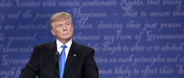 Presidente dos Estados Unidos, Donald Trump, está buscando o que ele chamou de aumento "histórico" de gastos militares de mais de 9%, mesmo após o país ter encerrado grandes guerras no Iraque e no Afeganistão e continua a ser a potência militar mais forte do mundo; Trump tentará aumentar as despesas do Pentágono no próximo ano fiscal em US$ 54 bilhões em sua primeira proposta de orçamento e cortar a mesma quantia de gastos não relacionados à defesa, incluindo grande redução na ajuda externa