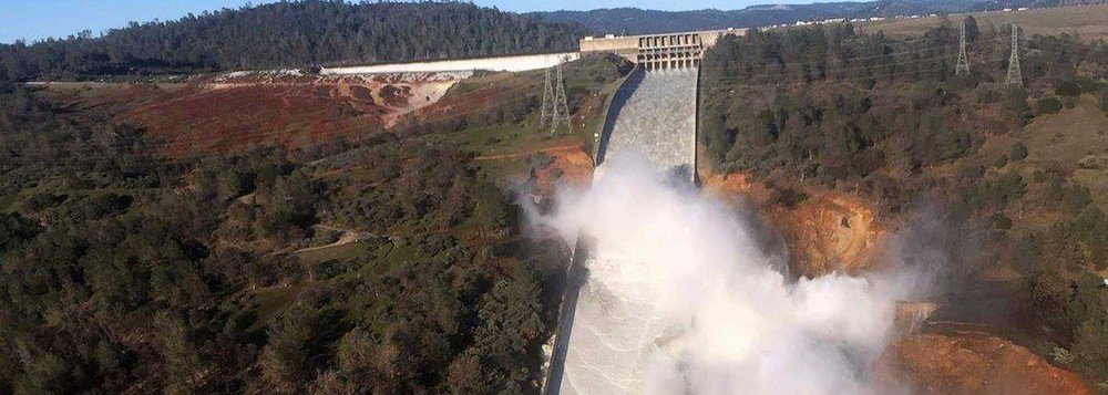 Cerca de 200 mil pessoas que vivem abaixo da represa mais alta dos Estados Unidos, nos arredores de Oroville, no norte da Califórnia, receberam ordens urgentes para deixarem suas casas no domingo pelo perigo de colapso da represa, que pode provocar uma inundação nas áreas próximas; autoridades emitiram uma ordem de retirada urgente no domingo, dizendo que um vertedouro de emergência com problema poderia inundar comunidades rurais ao longo do rio Feather