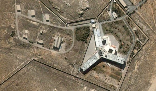 Organização não governamental (ONG) Anistia Internacional acusa o governo da Síria de ter enforcado 13 mil pessoas entre 2011 e 2015, em uma prisão perto de Damasco e denuncia a existência de uma "política de extermínio" do regime de Bashar Al Assad; relatório 'Abatedouro humano: enforcamentos e extermínio em massa na prisão de Saydnaya', se baseia em entrevistas com 84 testemunhas dos violentos incidentes no local, entre guardas, ex-detentos e juízes; organização apela que a Organização das Nações Unidas (ONU) faça uma investigação para punir o que classifica como "crimes de guerra e contra a humanidade"