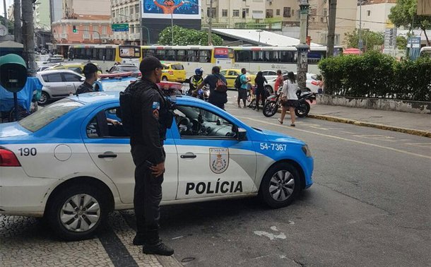 O policiamento está normal nesta sexta-feira (10) no Rio de Janeiro, apesar de informações transmitidas pelas redes sociais nos últimos dias anunciando que a Polícia Militar faria uma paralisação, com os militares ficando nos quartéis, a exemplo do que ocorre há quase uma semana em Vitória; na capital do Espírito Santo, parentes de militares impedem a saída das equipes de policiais para o patrulhamento de rotina