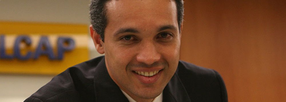 Deputados do PMDB estão cobrando do presidente Michel Temer a demissão de Márcio Lobão da BrasilCap, do Banco do Brasil; a informação é da Coluna da Esplanada; ele é filho do senador Edison Lobão (PMDB-MA) e foi alvo da Polícia Federal, que encontrou na casa e no escritório dele R$ 40 mil em várias moedas, juntando as quantias encontradas nas duas localidades; a PF apura corrupção nas obras da usina de Belo Monte (PA)
