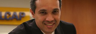 Deputados do PMDB estão cobrando do presidente Michel Temer a demissão de Márcio Lobão da BrasilCap, do Banco do Brasil; a informação é da Coluna da Esplanada; ele é filho do senador Edison Lobão (PMDB-MA) e foi alvo da Polícia Federal, que encontrou na casa e no escritório dele R$ 40 mil em várias moedas, juntando as quantias encontradas nas duas localidades; a PF apura corrupção nas obras da usina de Belo Monte (PA)