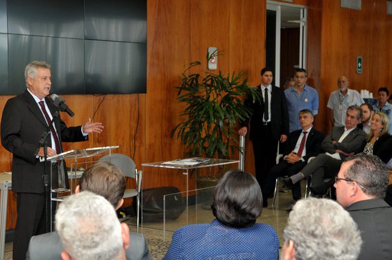 "O que nós estamos fazendo é uma revitalização dessas empresas com uma gestão completamente profissional, que vem recuperando a capacidade de investimento da CEB e da Caesb", afirmou Rodrigo Rollemberg; a privatização de empresas de energia e de água e esgoto é uma contrapartida proposta pelo governo Michel Temer para renegociar o pagamento das dívidas dos estados com a União