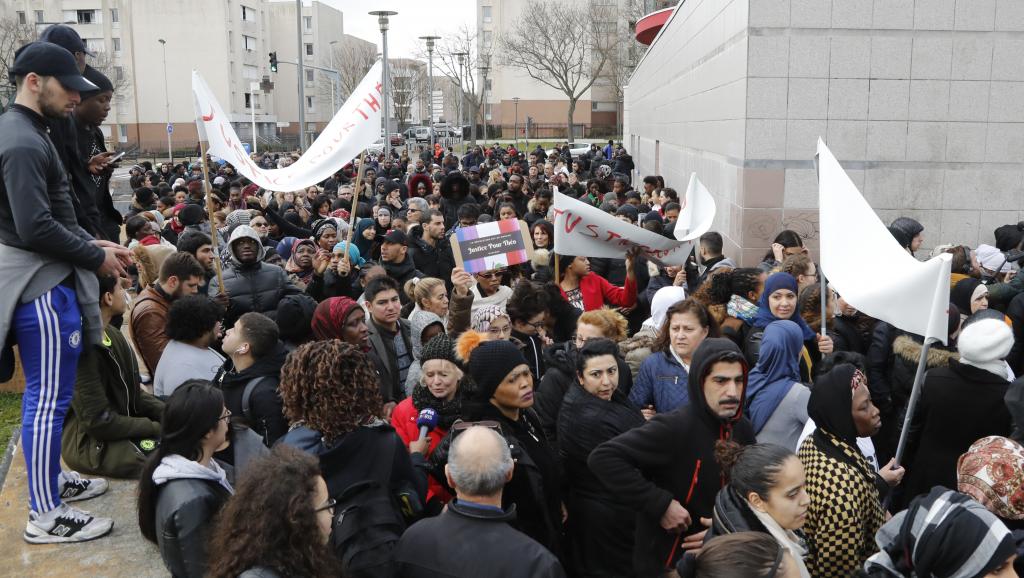 Autoridades temem a explosão de uma nova onda de violência como a ocorrida em Clichy sous-bois, em 2005, na França, depois da agressão ao jovem Theo em Aulnay sous Bois, violentamente agredido por um policial; dezenas de pessoas foram detidas nos últimos dias na cidade, situada em Seine Saint-Denis, periferia pobre da região parisiense; caso reaviva a memória da morte dos jovens Zyed Benna e Bouna Traoré, que morreram eletrocutados ao tentar escapar de dois policiais em Clichy, e relança o debate sobre a atuação da polícia neste e outros bairros