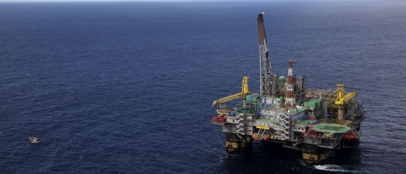 A Federação Única dos Petroleiros (FUP) entrou com uma ação civil pública na Justiça Federal no Rio de Janeiro contra a venda, pela Petrobras, de sua participação de 66% no bloco BM-S-8, na Bacia de Santos, para a norueguesa Statoil; o negócio, que envolve a promissora descoberta de Carcará, foi fechado por US$ 2,5 bilhões