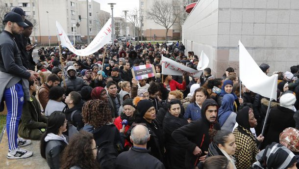 Autoridades temem a explosão de uma nova onda de violência como a ocorrida em Clichy sous-bois, em 2005, na França, depois da agressão ao jovem Theo em Aulnay sous Bois, violentamente agredido por um policial; dezenas de pessoas foram detidas nos últimos dias na cidade, situada em Seine Saint-Denis, periferia pobre da região parisiense; caso reaviva a memória da morte dos jovens Zyed Benna e Bouna Traoré, que morreram eletrocutados ao tentar escapar de dois policiais em Clichy, e relança o debate sobre a atuação da polícia neste e outros bairros