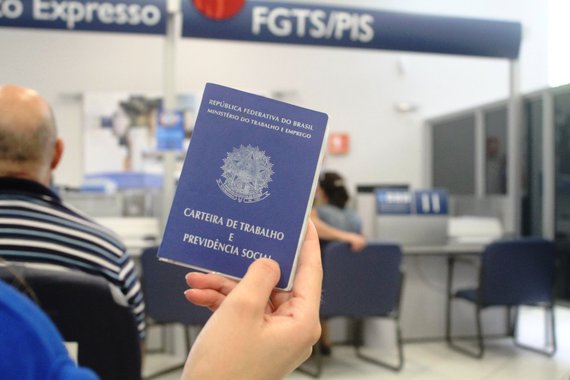 Depois de registrar 356 mil pessoas para tirar dúvidas sobre o saque de contas inativas do Fundo de Garantia do Tempo de Serviço (FGTS) ontem (18) em todo o país, as agências da Caixa Econômica Federal voltam abrir suas portas novamente em um sábado no dia 14 de março; conforme calendário, as agências do banco abrirão em todo o país das 9h às 15h durante quatro sábados, sendo um por mês. Depois de dia 14 de março, as próximas datas serão 13 de maio, 17 de junho e 15 de julho