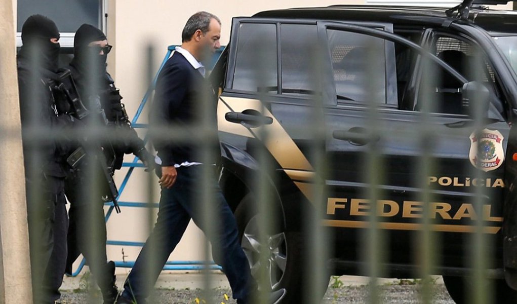 O TRF 2 negou habeas corpus (HC) pedidos pelos advogados do vice-presidente do Flamengo, Flávio Godinho, e de Thiago de Aragão, que também é advogado; ambos são réus com prisão preventiva decretada, em janeiro, no âmbito da Operação Eficiência; segundo o MPF, devem ser mantidas para a garantia da ordem pública e da instrução do processo criminal e que impediria “a reiteração de crimes econômicos e atos na tentativa de impedir, embaraçar ou ocultar outros crimes”; a operação apura esquema usado para ocultar mais de R$ 340 milhões enviados ao exterior em um esquema liderado pelo ex-governador Sérgio Cabral (PMDB), que está preso