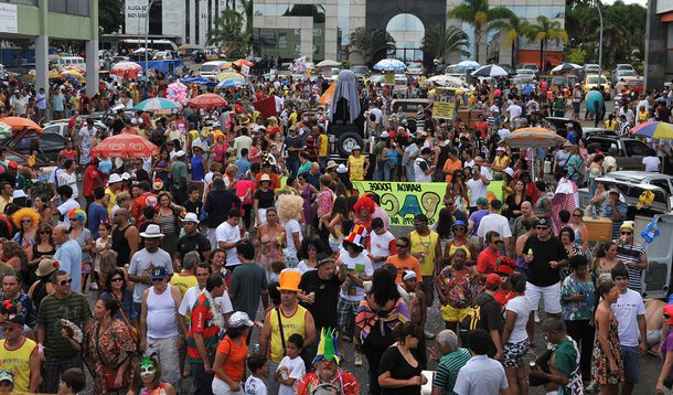 
O governo do Distrito Federal pretende liberar 1.250 autorizações para que vendedores ambulantes trabalhem nos eventos do carnaval; a previsão é de conceder 250 licenças para cada um dos cinco dias de folia; segundo as regras, os comerciantes podem pagar até R$ 0,66 por uso de cada metro quadrado de área pública
