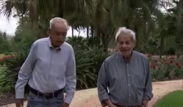 "Ministro da Cultura, Roberto Freire, em lugar de absorver, civilizado, as críticas do escritor Raduan Nassar ao governo de Temer, e responder com espírito (que não tem) e inteligência (que lhe falta) resolveu partir para o 'coice' na entrega do Prêmio Camões ao romancista, sugerindo que ele devolvesse a premiação que, em parte, é subvencionada pelo Estado brasileiro e por Portugal", diz Fernando Brito, do Tijolaço; "Revela não apenas sua estupidez, ao não separar o que é o poder público e seu dever de incentivar a cultura – afinal, ele não tem ligações com ela, mas com a política, apenas – como a sua absoluta ignorância sobre quem é o consagrado autor de Lavoura Arcaica"