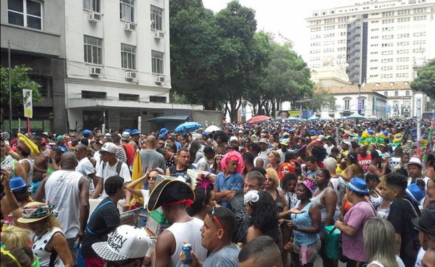 Fundado em 1918, o maior bloco carnavalesco do Rio de Janeiro, o Cordão da Bola Preta, começou o desfile com sua Marcha do Cordão da Bola Preta, que começa com os versos Quem não chora não mama! Segura meu bem, a chupeta; “O Bola Preta é apegado à tradição. É o nosso carnaval número 99 e nos mantemos fiéis à tradição do carnaval”, disse o presidente do bloco, Pedro Ernesto