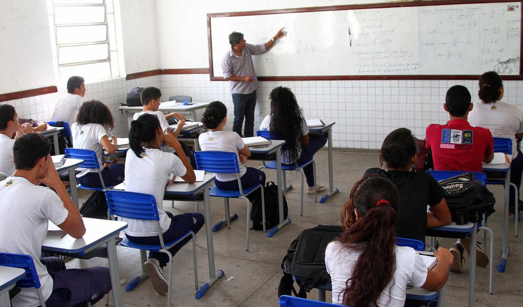 Na contramão dos demais estados brasileiros e mesmo com a crise econômica que assola o país, o Governo do Maranhão concedeu recomposição salarial de 8% sobre a remuneração de todos os educadores do Subgrupo do Magistério da Educação Básica, em todas as referências da carreira; com o aumento, os professores maranhenses receberão, a partir de maio, o maior salário do país na área da educação