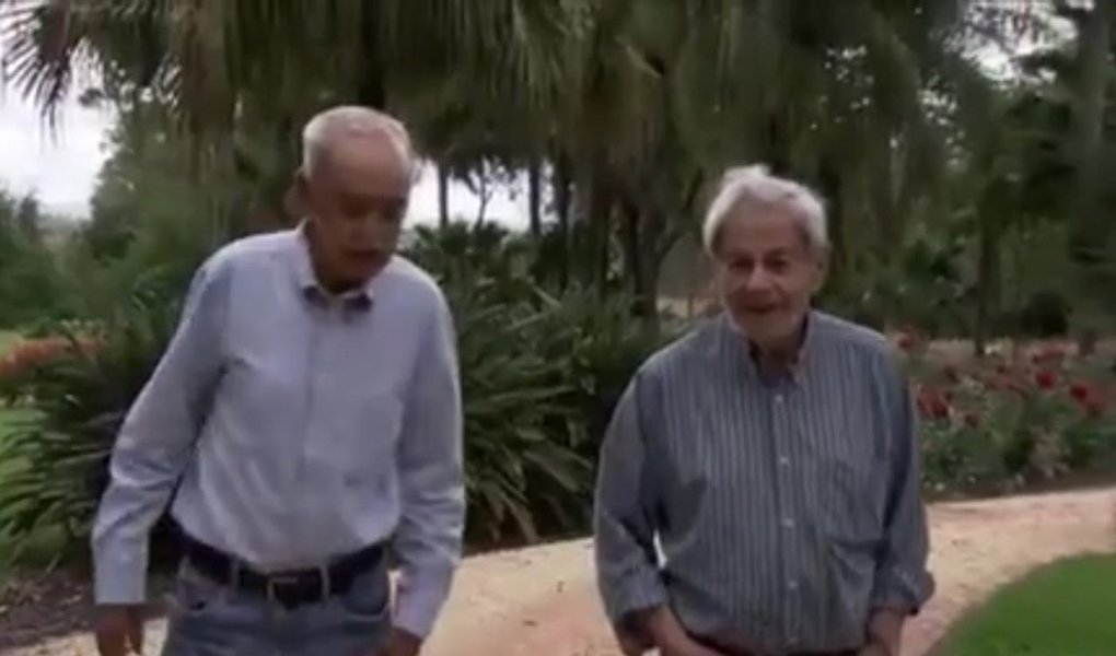 "Ministro da Cultura, Roberto Freire, em lugar de absorver, civilizado, as críticas do escritor Raduan Nassar ao governo de Temer, e responder com espírito (que não tem) e inteligência (que lhe falta) resolveu partir para o 'coice' na entrega do Prêmio Camões ao romancista, sugerindo que ele devolvesse a premiação que, em parte, é subvencionada pelo Estado brasileiro e por Portugal", diz Fernando Brito, do Tijolaço; "Revela não apenas sua estupidez, ao não separar o que é o poder público e seu dever de incentivar a cultura – afinal, ele não tem ligações com ela, mas com a política, apenas – como a sua absoluta ignorância sobre quem é o consagrado autor de Lavoura Arcaica"
