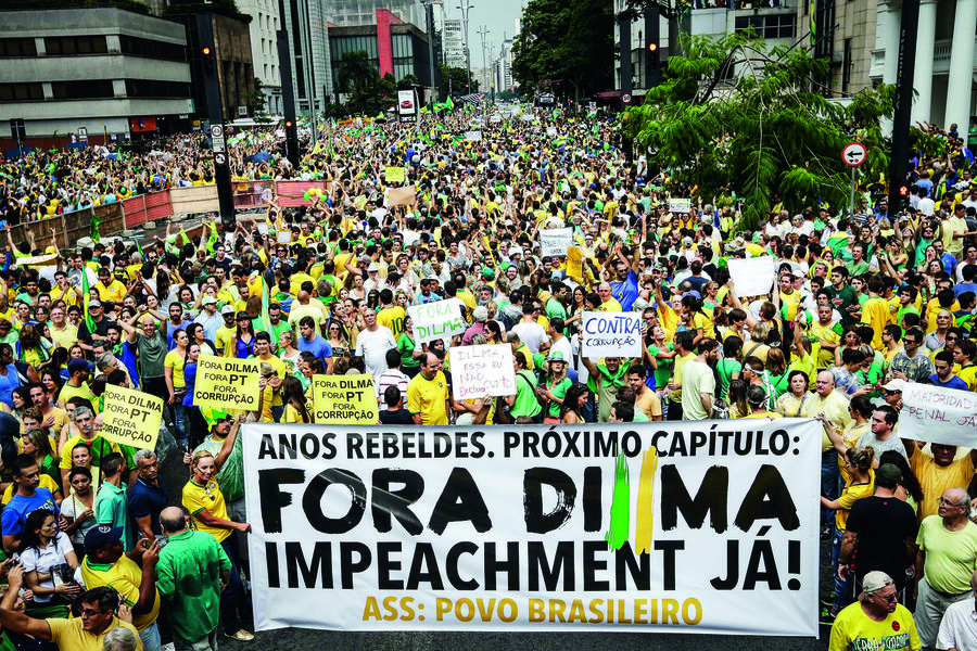 Uma leitora enviou à Folha de S.Paulo uma carta em que diz "começar a acreditar que o PMDB deu mesmo um golpe", diante das últimas decisões de Michel Temer, de indicar Alexandre de Moraes para o STF e Moreira Franco para um ministério; "Ninguém vai reagir? A gente não foi às ruas por um Brasil sem bandalheiras? Vamos para a rua!", esbraveja a leitora