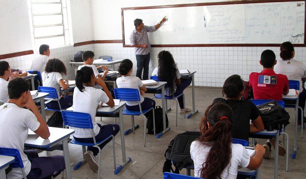 Na contramão dos demais estados brasileiros e mesmo com a crise econômica que assola o país, o Governo do Maranhão concedeu recomposição salarial de 8% sobre a remuneração de todos os educadores do Subgrupo do Magistério da Educação Básica, em todas as referências da carreira; com o aumento, os professores maranhenses receberão, a partir de maio, o maior salário do país na área da educação