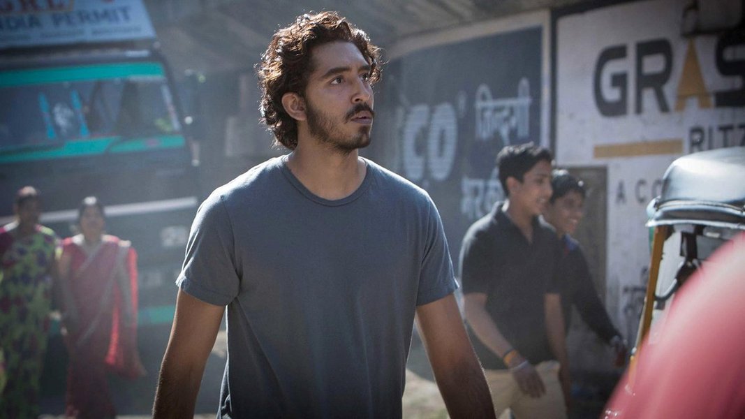 Uma boa dose de fofura pós-colonial combinada com outra da pós-modernidade espacial do Google Earth dá o tom ao oscarizável "Lion: Uma jornada para casa", drama do australiano Garth Davis, baseado (como não?) numa história real de superação e vitória pessoal do indiano Saroo Brierley, interpretado por Sunny Pawar, quando criança, e Dev Patel (indicado ao Oscar de coadjuvante e premiado com o Bafta), quando adulto