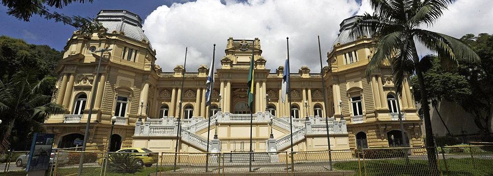 O governo do Rio de Janeiro deposita os salários integrais de janeiro dos servidores da educação, segurança e administração penitenciária, além dos bombeiros; no caso dos servidores da educação, será depositado o valor apenas para os ativos; para os demais setores, serão beneficiados também os aposentados e pensionistas; o valor líquido a ser depositado é R$ 920 milhões