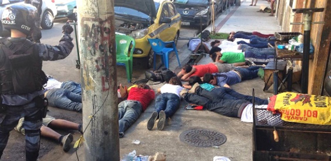 Um grupo de 17 estudantes universitários foi detido pela Polícia Militar durante protesto contra a privatização da Companhia Estadual de Águas e Esgoto (Cedae), no centro do Rio; policiais do Batalhão de Choque obrigaram os jovens a deitar na calçada, com o rosto virado para o chão