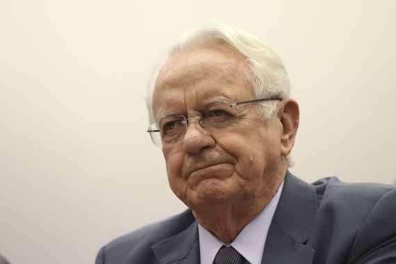 Despontando como favorito para assumir o ministério da Justiça, o ex-ministro do STF Carlos Velloso diz não ver excessos na operação Lava Jato; Velloso diz ser contrário ao levantamento imediato de sigilo nas delações premiadas; para ele, o conteúdo só deve ser divulgado após denúncia ou pedido de arquivamento; “A revelação pode prejudicar investigações ou jogar na rua da amargura uma pessoa que foi mencionada sem respaldo”, afirmou. 