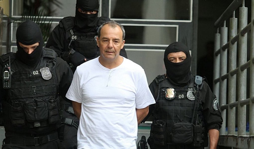 O juiz Marcelo Bretas, da 7ª Vara Criminal do Rio, aceitou a denúncia apresentada pelo MPF-RJ contra o ex-governador Sérgio Cabral por 184 crimes de lavagem de dinheiro; na Lava Jato, esse é o quarto processo contra Cabral, que está preso; de acordo com o MPF, dois doleiros "recebiam dos demais denunciados dinheiro em espécie oriundo dos crimes de corrupção praticados, custodiavam tais recursos em seu escritório e os distribuíam posteriormente para pagamentos de despesas em favor dos membros do grupo criminoso"; a esposa do peemedebista, Adriana Ancelmo, e outras nove pessoas são acusadas de lavar mais de R$ 39 milhões em apenas 10 meses