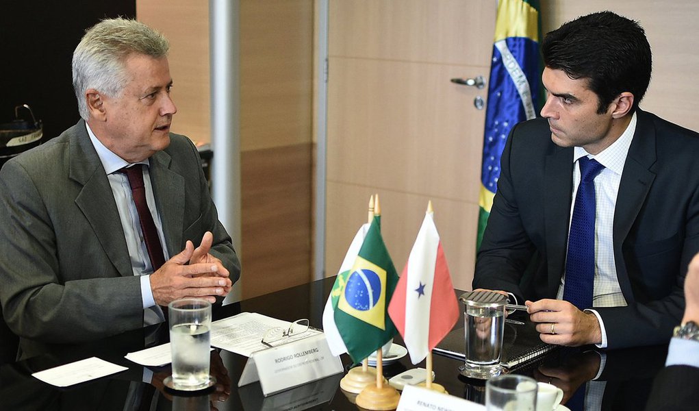 O governador do Distrito Federal, Rodrigo Rollemberg, apresentou ao ministro da Integração Nacional, Helder Barbalho, um projeto para captação emergencial de água no Lago Paranoá, por meio de estrutura flutuante no reservatório; a proposta é captar 700 litros de água por segundo para reforçar o abastecimento nas regiões administrativas atendidas pela Barragem do Descoberto; a medida é estimada em R$ 50 milhões, verba que o Executivo local pretende receber da União
