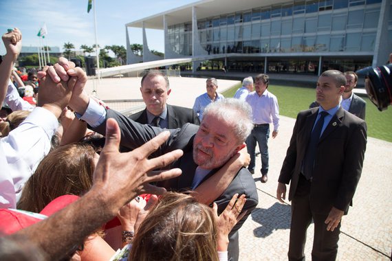 Jornalista Patricia Faermann, do jornal GGN, registra a campanha dos principais jornais do País por uma rápida condenação do ex-presidente Lula no âmbito da Lava Jato, que resulte em sua inelegibilidade para 2018; "Não à toa ou coincidências, que a Folha de S. Paulo manchetou 'Pelo prazo médio da Lava Jato, Lula pode ficar inelegível durante eleição', enquanto o Estado de S. Paulo dedicou editorial à pressão direta", afirma