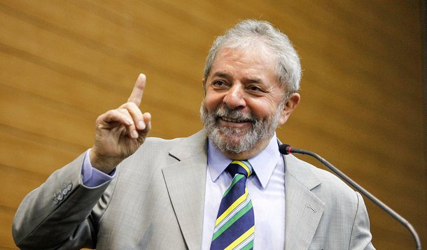 "Estimulado por grandes personalidades e apoiado por um partido que dá sinais de recuperar a força militante, em conversas reservadas Lula tem deixado claro que está inteiramente convencido de que deve assumir a candidatura presidencial de uma vez por todas", escreve Paulo Moreira Leite, articulista do 247; "Com a autoridade de quem lidera todas as pesquisas eleitorais em função do reconhecimento popular pelo crescimento econômico e distribuição de renda, a ideia é discutir propostas que possam ajudar o Brasil a vencer a pavorosa crise em que se encontra e retomar o crescimento", diz ele; para PML, no Brasil de 2017, a candidatura Lula encontra-se no ponto de encruzilhada do momento político