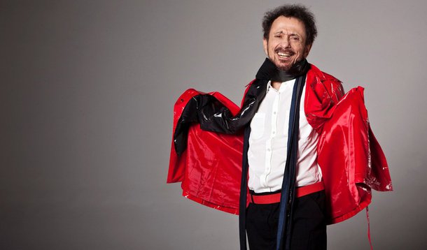 Depois de ter composto três marchinhas e um samba sobre a Lava Jato, neste mês, Tom Zé divulgou sua mais nova canção: "Essa turma ninguém derruba/Nem Moscou, nem Cuba/Todos chupando jujuba/No esfrega da suruba/Mamãe eu quero/Fora Temer/Fora, fora Temer", diz a letra; assista