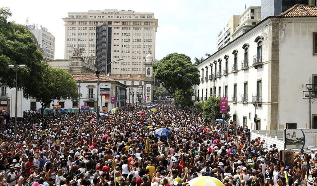 Em um dos palcos mais tradicionais do carnaval brasileiro, cerca de 450 blocos realizam mais de 570 desfiles pelas ruas de todas as regiões do Rio de Janeiro até terça-feira, 28, com programação que vai desde a manhã, em especial para os blocos infantis, até as 22h; no centro do capital fluminense, os destaques são os blocos tradicionais, como o Carmelitas e o Cordão do Bola Preta; na zona sul, blocos como Simpatia é Quase Amor, Bangalafumenga e Banda de Ipanema estão entre os que devem atrair multidões; confira horários e locais de concentração dos blocos nos quatro dias de carnaval no Rio