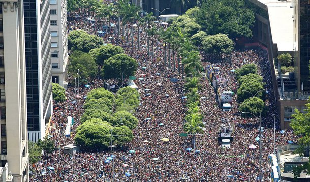 De acordo com o calendário oficial, o carnaval Rio de Janeiro 2017 começou neste sábado (25) e vai até 1º de março; no período, mais de quatrocentos blocos tomarão as ruas cariocas; fique atento e não deixe de curtir a festa; confira abaixo a agenda de alguns dos blocos de rua e escolas de samba para este domingo (26) de carnaval