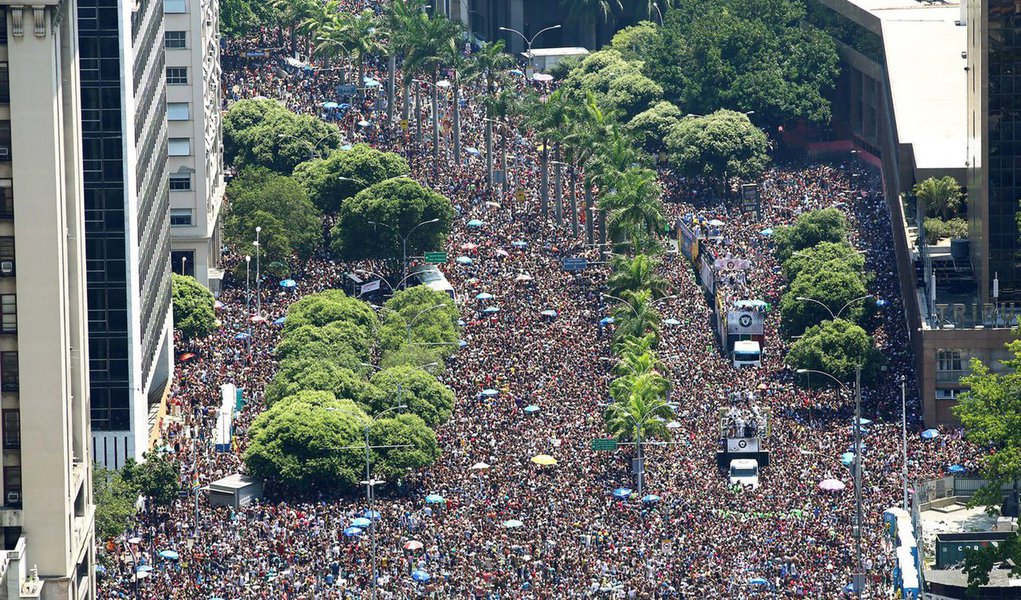 De acordo com o calendário oficial, o carnaval Rio de Janeiro 2017 começou neste sábado (25) e vai até 1º de março; no período, mais de quatrocentos blocos tomarão as ruas cariocas; fique atento e não deixe de curtir a festa; confira abaixo a agenda de alguns dos blocos de rua e escolas de samba para este domingo (26) de carnaval