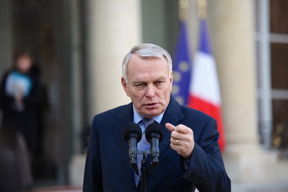 O ministro das Relações Exteriores da França, Jean-Marc Ayrault (foto), disse que a suposta interferência da Rússia nas eleições presidenciais francesas é "inaceitável"; em entrevista publicada neste domingo no Journal du Dimanche, o chanceler afirmou que a Rússia parece estar atacando o candidato centrista Emmanuel Macron, ao mesmo tempo em que favorece candidatos como o conservador Francois Fillon e a nacionalista Marine Le Pen, líder da extrema direita no país