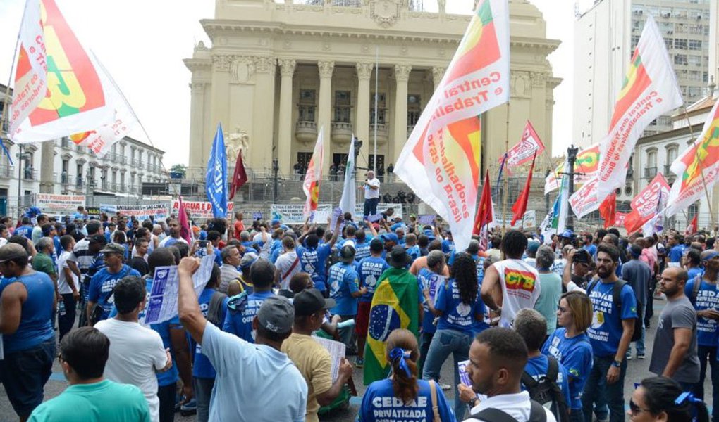 Funcionários da Companhia Estadual de Águas e Esgotos do Rio de Janeiro (Cedae) e servidores de outras áreas do estado estão concentrados desde o início da manhã em frente à Assembleia Legislativa do Estado do Rio de Janeiro (Alerj), para acompanhar as votações do Projeto de Lei 2.345/17, que autoriza a venda da empresa para a iniciativa privada; venda a companhia é uma contrapartida para que o governo federal libere R$ 3,5 bilhões para aliviar as financeiras do Rio, a primeira unidade federativa a decretar estado de calamidade financeira